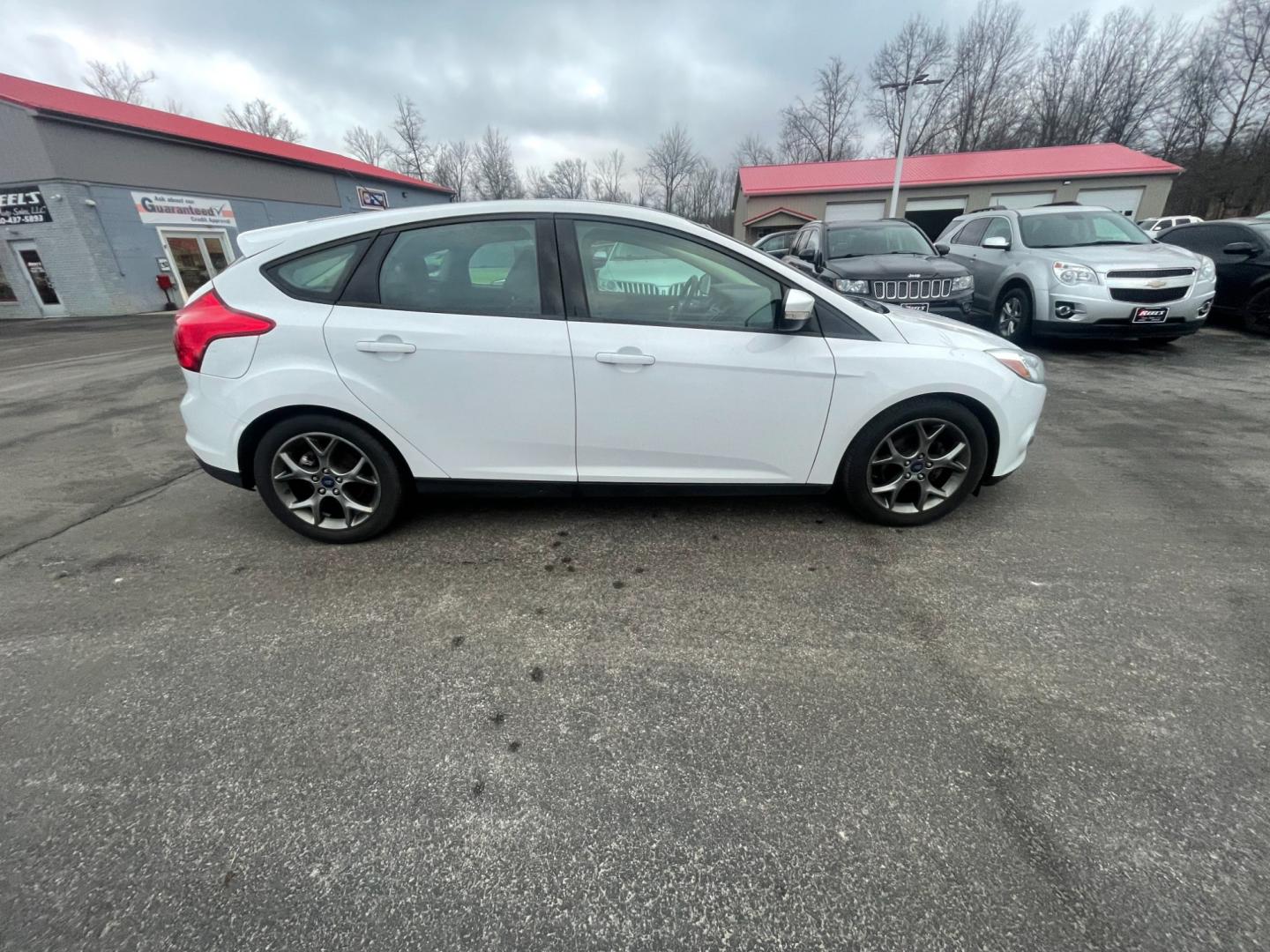 2013 White /Black Ford Focus SE Hatch (1FADP3K29DL) with an 2.0L I4 DOHC 16V engine, 6 Speed Automatic transmission, located at 547 E. Main St., Orwell, OH, 44076, (440) 437-5893, 41.535435, -80.847855 - Photo#5